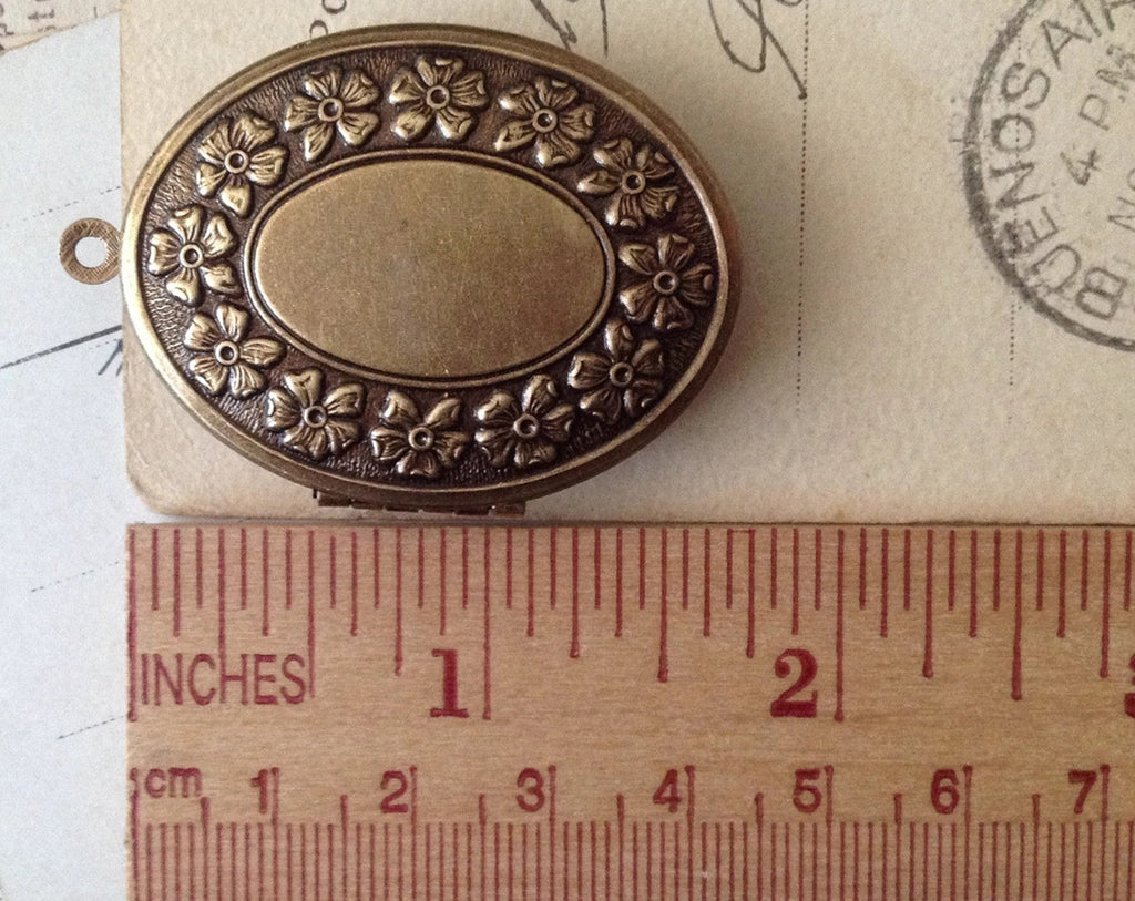 Locket Necklace with Solid Perfume. Diamond Pattern. Unique Chain with Turquoise